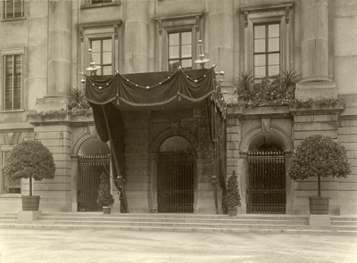 98485 Afbeelding van het baldakijn boven de ingang van het stadhuis (Stadhuisbrug 1) te Utrecht, een versiering vanwege ...